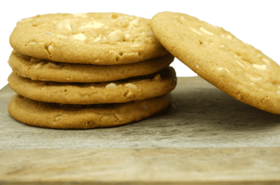 BISCUIT WHITE CHOC & MACADAMIA BAKELS(40g) 5KG 631982